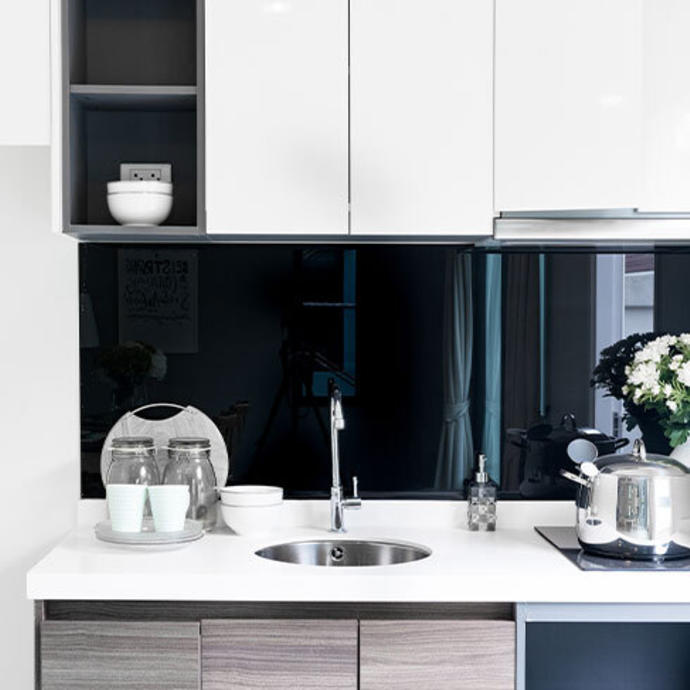 A clean splashback in an upmarket kitchen